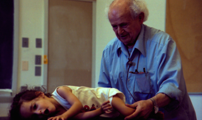 Moshé Feldenkrais and child Amherst 1981