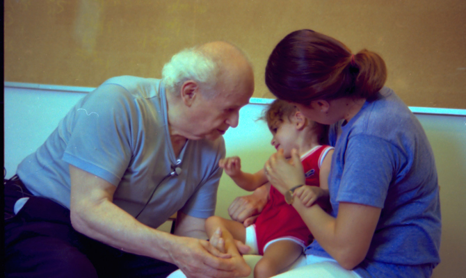 Moshé Feldenkrais and child Amherst 1981