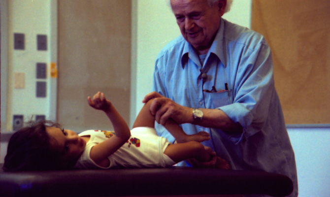 Moshé Feldenkrais and child Amherst 1981