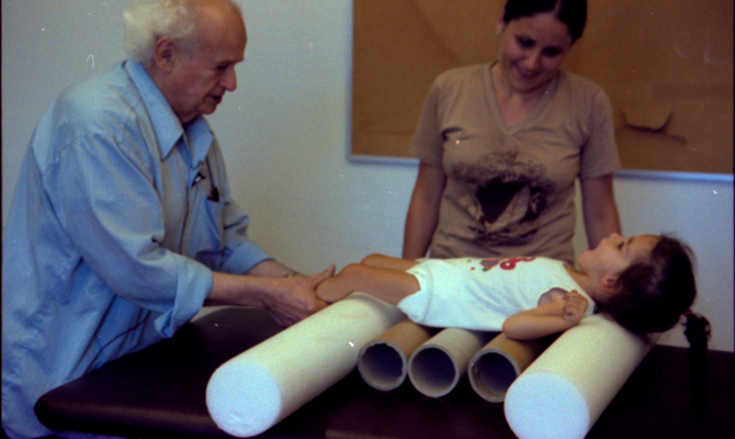 Moshé Feldenkrais and child Amherst 1981