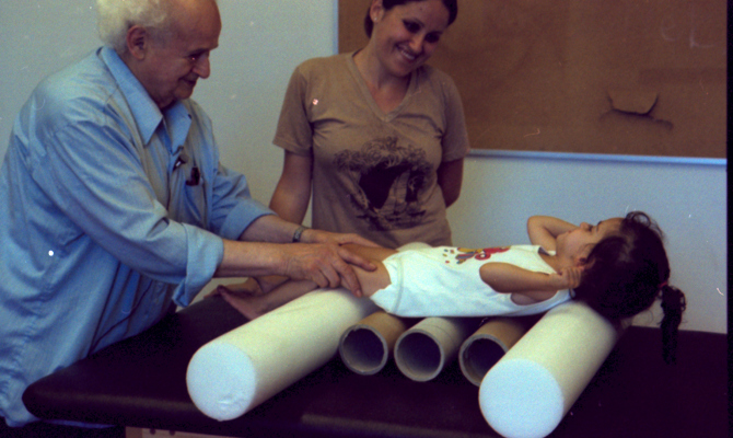 Moshé Feldenkrais and child Amherst 1981