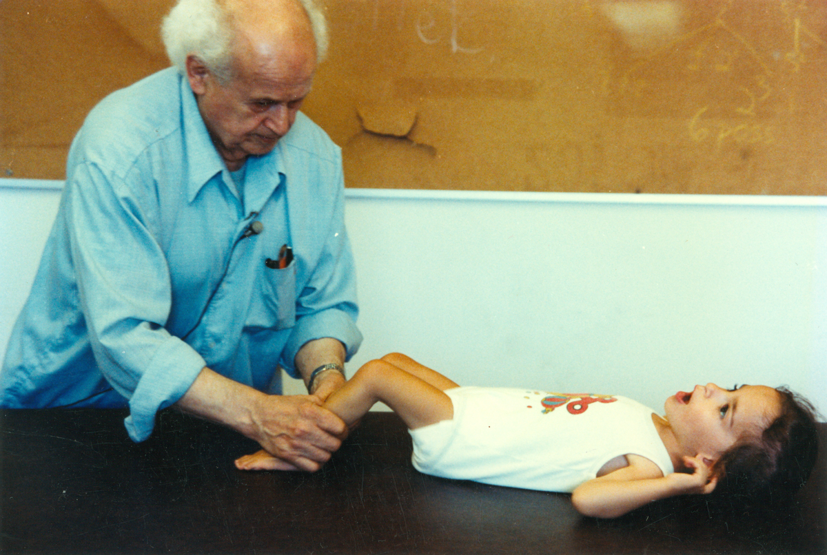 Imágenes FIB Archivo: Dr. Feldenkrais trabaja con niños